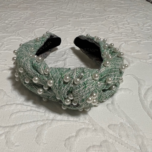 Green and white headband - Picture 1 of 4